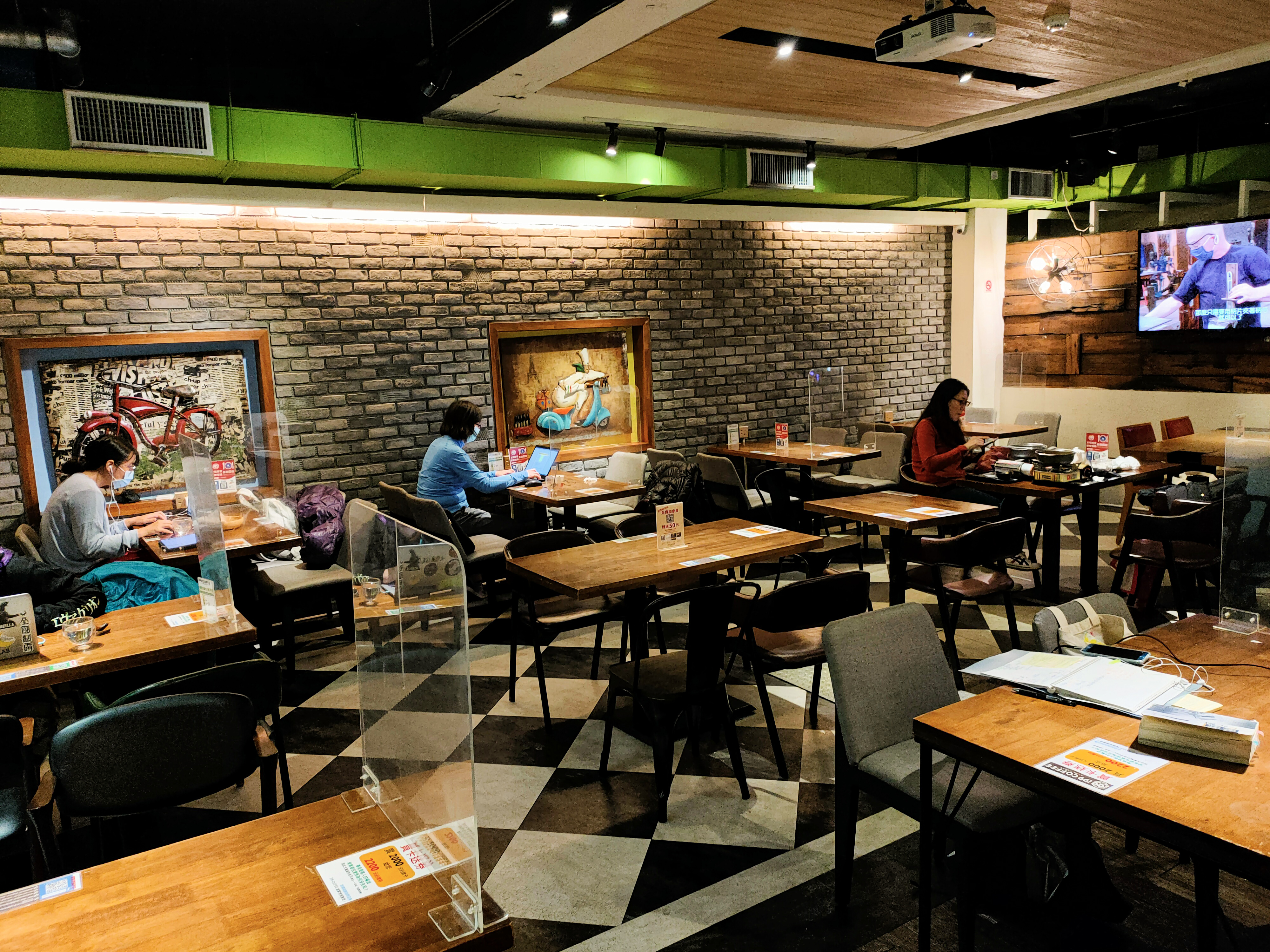 【Wenshan District, Taipei】i99 COFFEE. Hotpot Lovers, Look Here! With a variety of hotpot soup bases, unlimited servings of braised pork rice, ice cream, and drinks, and no time limit!