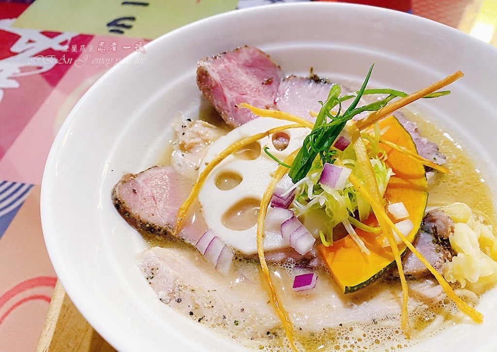 Ninja Soul Ramen - The Japanese canteen setting instantly transports you to Japan. Authentic Japanese ramen, with its ultra-thin noodles, must be eaten while hot. The chicken white soup is incredibly rich, and the fried dishes are made with genuine ingredients. It