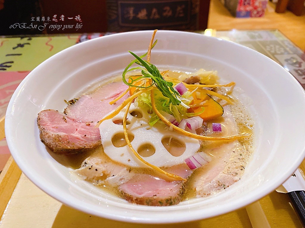 Ninja Soul Ramen - The Japanese canteen setting instantly transports you to Japan. Authentic Japanese ramen, with its ultra-thin noodles, must be eaten while hot. The chicken white soup is incredibly rich, and the fried dishes are made with genuine ingredients. It
