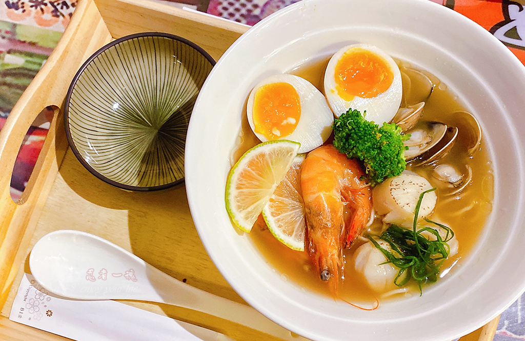 Ninja Soul Ramen - The Japanese canteen setting instantly transports you to Japan. Authentic Japanese ramen, with its ultra-thin noodles, must be eaten while hot. The chicken white soup is incredibly rich, and the fried dishes are made with genuine ingredients. It