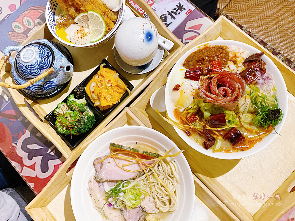 Ninja Soul Ramen - The Japanese canteen setting instantly transports you to Japan. Authentic Japanese ramen, with its ultra-thin noodles, must be eaten while hot. The chicken white soup is incredibly rich, and the fried dishes are made with genuine ingredients. It