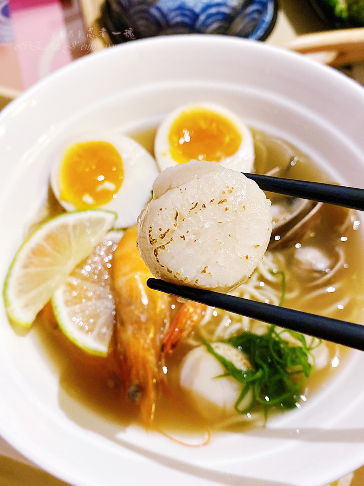 Ninja Soul Ramen - The Japanese canteen setting instantly transports you to Japan. Authentic Japanese ramen, with its ultra-thin noodles, must be eaten while hot. The chicken white soup is incredibly rich, and the fried dishes are made with genuine ingredients. It