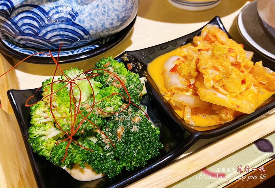 Ninja Soul Ramen - The Japanese canteen setting instantly transports you to Japan. Authentic Japanese ramen, with its ultra-thin noodles, must be eaten while hot. The chicken white soup is incredibly rich, and the fried dishes are made with genuine ingredients. It