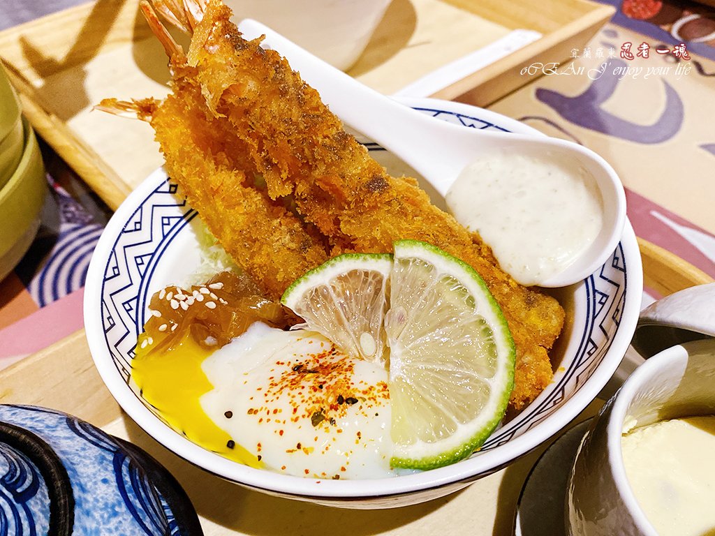 Ninja Soul Ramen - The Japanese canteen setting instantly transports you to Japan. Authentic Japanese ramen, with its ultra-thin noodles, must be eaten while hot. The chicken white soup is incredibly rich, and the fried dishes are made with genuine ingredients. It