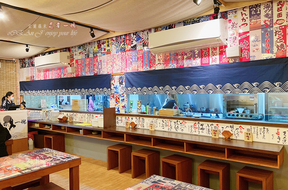 Ninja Soul Ramen - The Japanese canteen setting instantly transports you to Japan. Authentic Japanese ramen, with its ultra-thin noodles, must be eaten while hot. The chicken white soup is incredibly rich, and the fried dishes are made with genuine ingredients. It