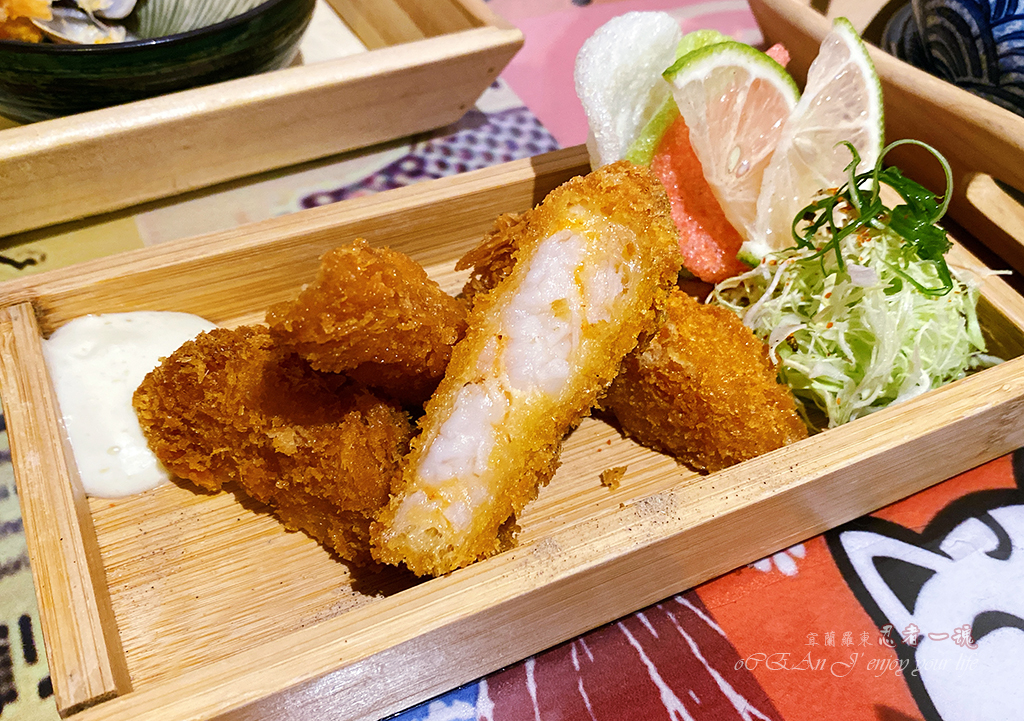 Ninja Soul Ramen - The Japanese canteen setting instantly transports you to Japan. Authentic Japanese ramen, with its ultra-thin noodles, must be eaten while hot. The chicken white soup is incredibly rich, and the fried dishes are made with genuine ingredients. It