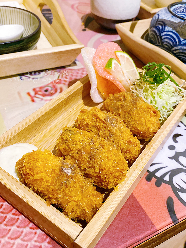 Ninja Soul Ramen - The Japanese canteen setting instantly transports you to Japan. Authentic Japanese ramen, with its ultra-thin noodles, must be eaten while hot. The chicken white soup is incredibly rich, and the fried dishes are made with genuine ingredients. It