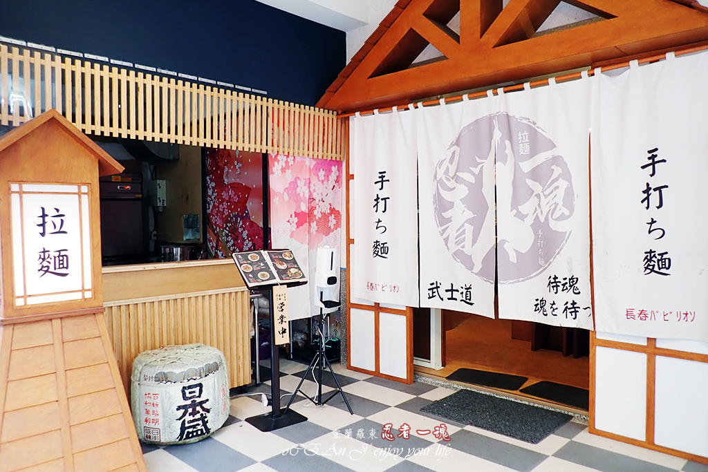 Ninja Soul Ramen - The Japanese canteen setting instantly transports you to Japan. Authentic Japanese ramen, with its ultra-thin noodles, must be eaten while hot. The chicken white soup is incredibly rich, and the fried dishes are made with genuine ingredients. It