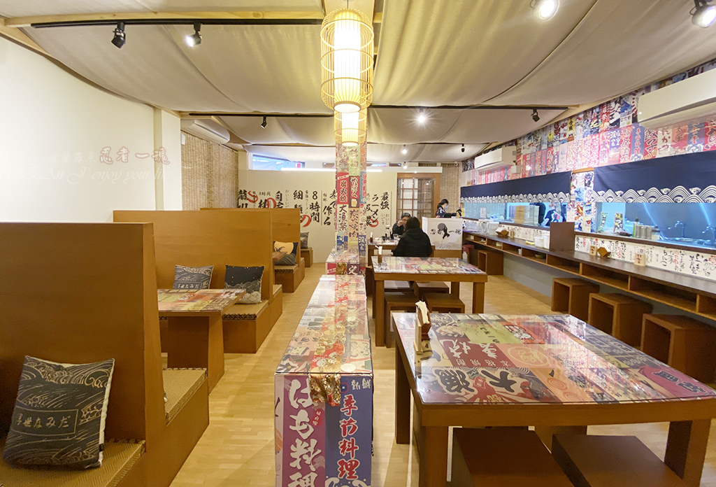 Ninja Soul Ramen - The Japanese canteen setting instantly transports you to Japan. Authentic Japanese ramen, with its ultra-thin noodles, must be eaten while hot. The chicken white soup is incredibly rich, and the fried dishes are made with genuine ingredients. It
