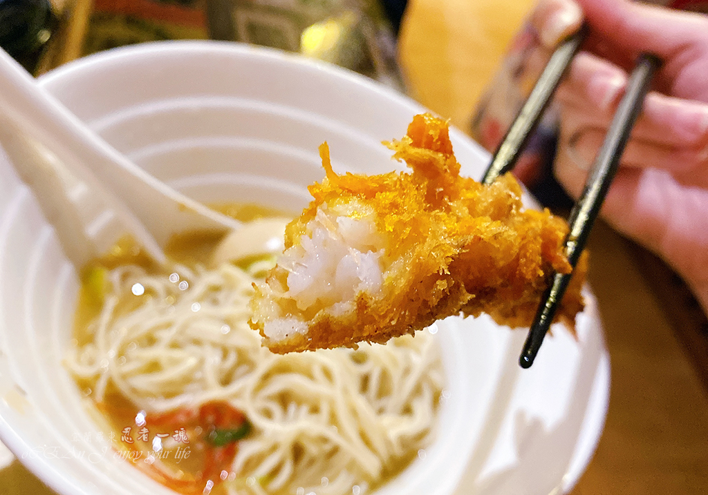 Ninja Soul Ramen - The Japanese canteen setting instantly transports you to Japan. Authentic Japanese ramen, with its ultra-thin noodles, must be eaten while hot. The chicken white soup is incredibly rich, and the fried dishes are made with genuine ingredients. It