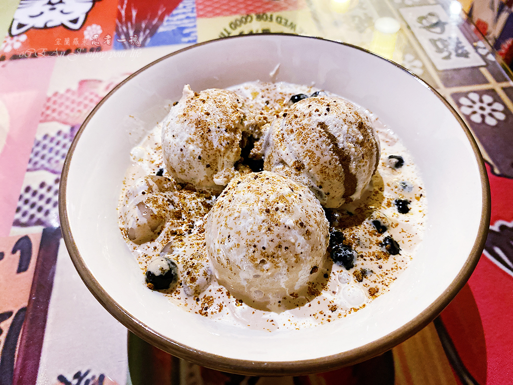 Ninja Soul Ramen - The Japanese canteen setting instantly transports you to Japan. Authentic Japanese ramen, with its ultra-thin noodles, must be eaten while hot. The chicken white soup is incredibly rich, and the fried dishes are made with genuine ingredients. It