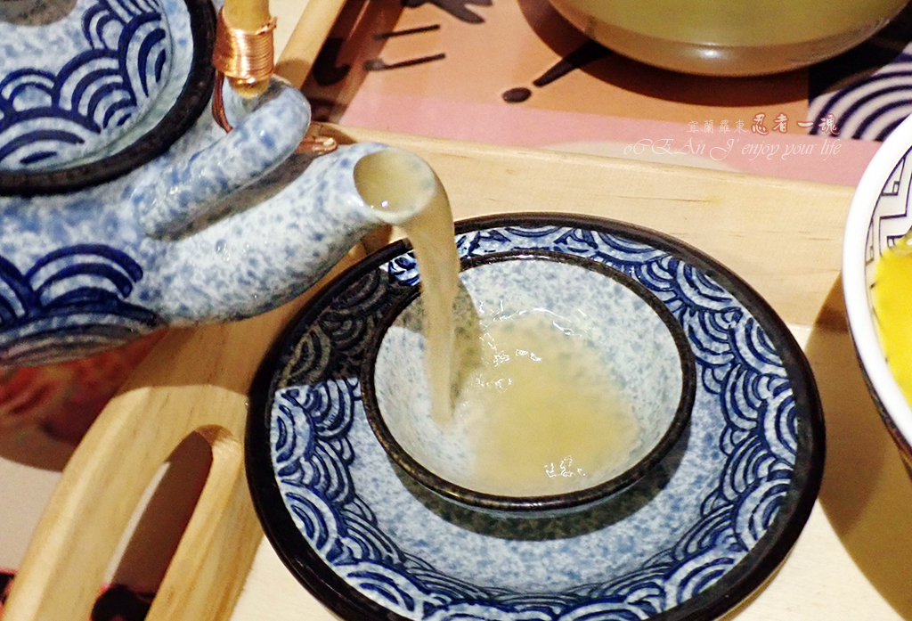 Ninja Soul Ramen - The Japanese canteen setting instantly transports you to Japan. Authentic Japanese ramen, with its ultra-thin noodles, must be eaten while hot. The chicken white soup is incredibly rich, and the fried dishes are made with genuine ingredients. It