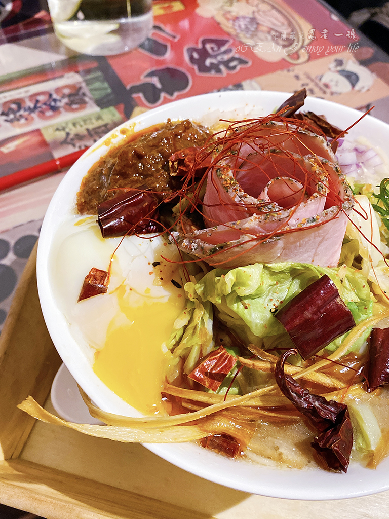 Ninja Soul Ramen - The Japanese canteen setting instantly transports you to Japan. Authentic Japanese ramen, with its ultra-thin noodles, must be eaten while hot. The chicken white soup is incredibly rich, and the fried dishes are made with genuine ingredients. It