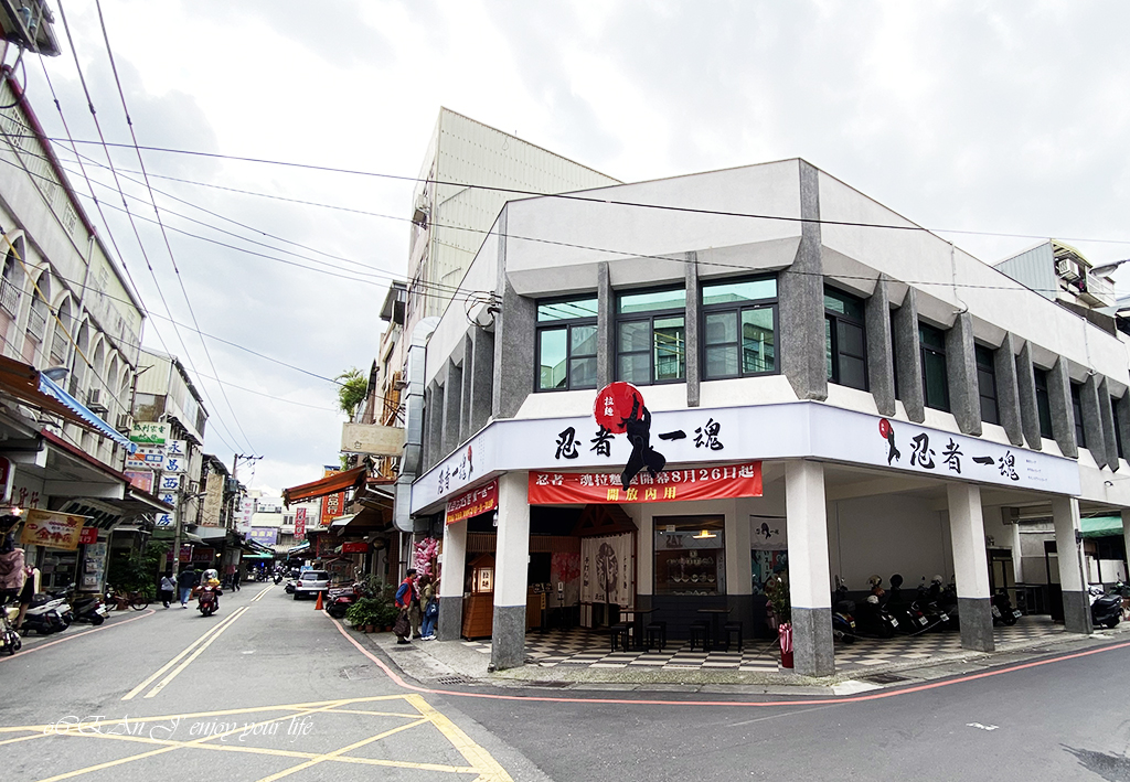 Ninja Soul Ramen - The Japanese canteen setting instantly transports you to Japan. Authentic Japanese ramen, with its ultra-thin noodles, must be eaten while hot. The chicken white soup is incredibly rich, and the fried dishes are made with genuine ingredients. It