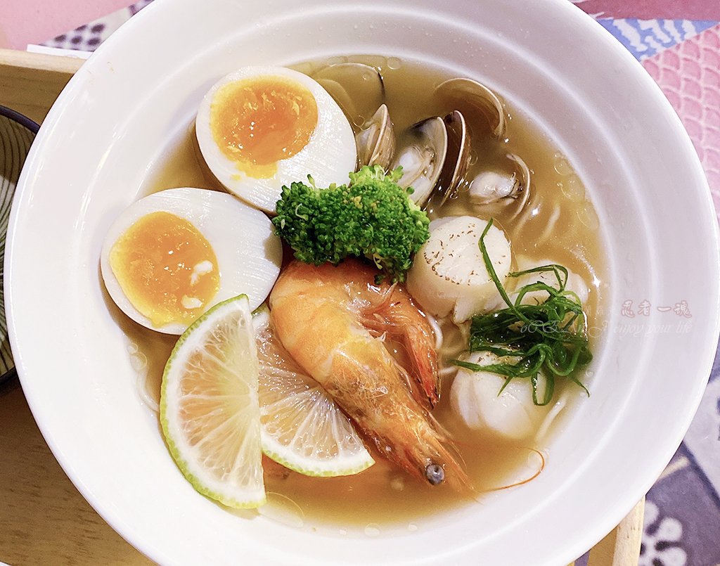 Ninja Soul Ramen - The Japanese canteen setting instantly transports you to Japan. Authentic Japanese ramen, with its ultra-thin noodles, must be eaten while hot. The chicken white soup is incredibly rich, and the fried dishes are made with genuine ingredients. It