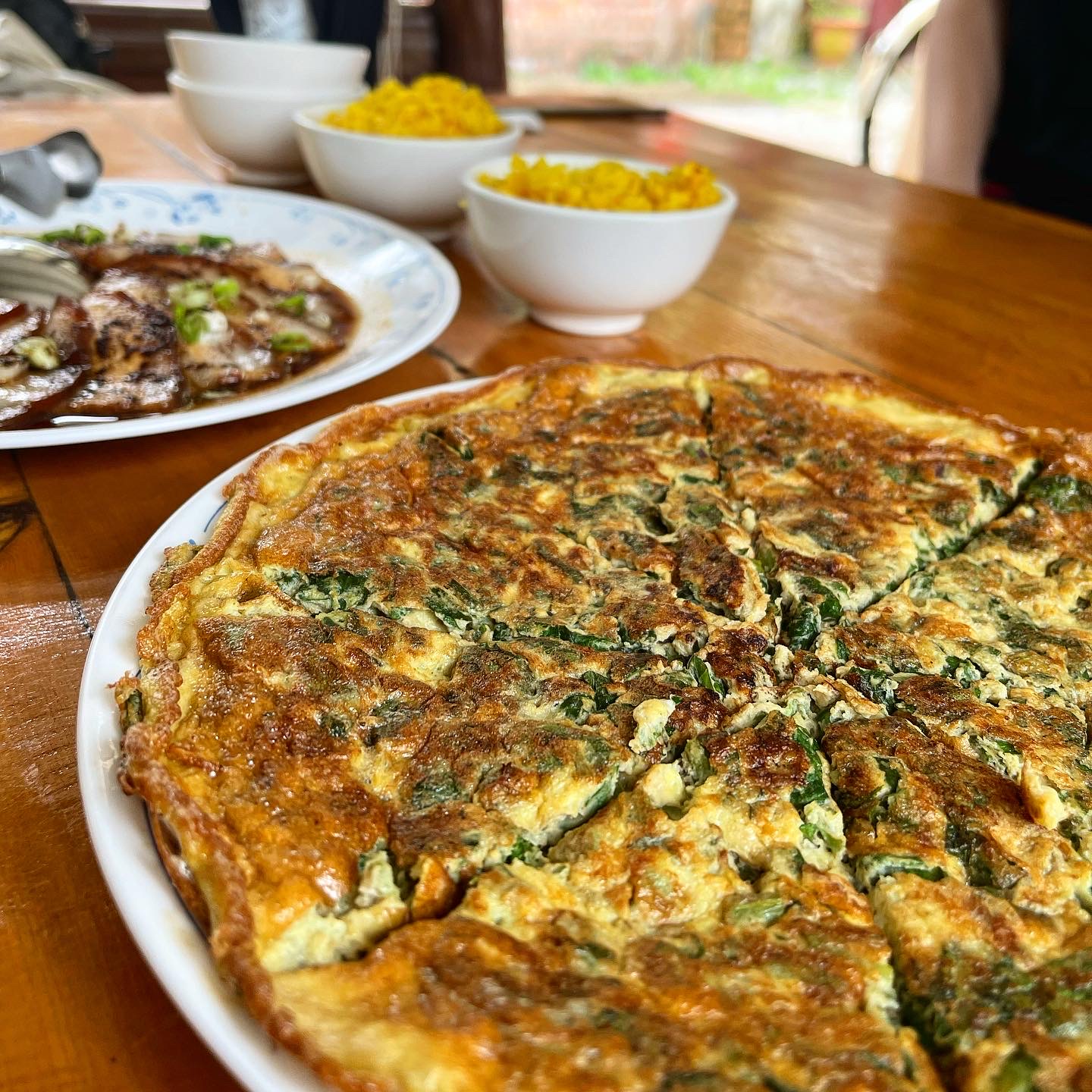 Venture into the woods and enjoy a relaxing meal with the mountain