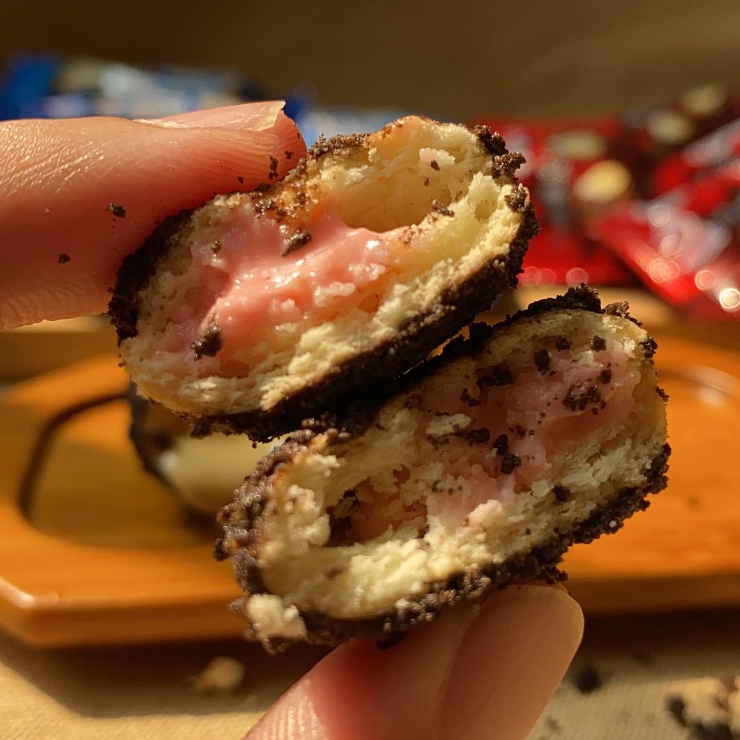 Purchasing Snacks - "Exploding Filling Cookies" in Chocolate and Strawberry Flavors