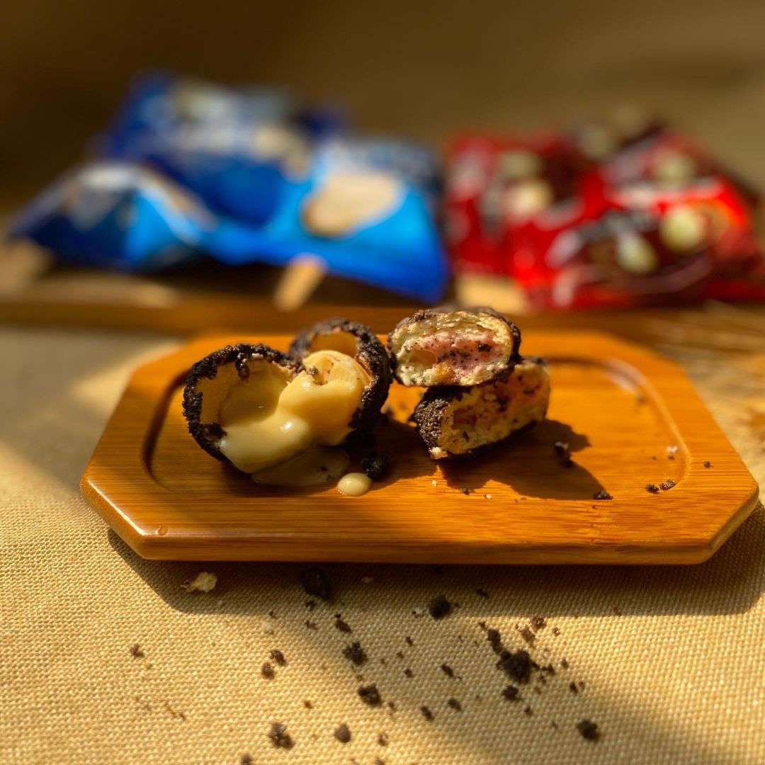 Purchasing Snacks - "Exploding Filling Cookies" in Chocolate and Strawberry Flavors