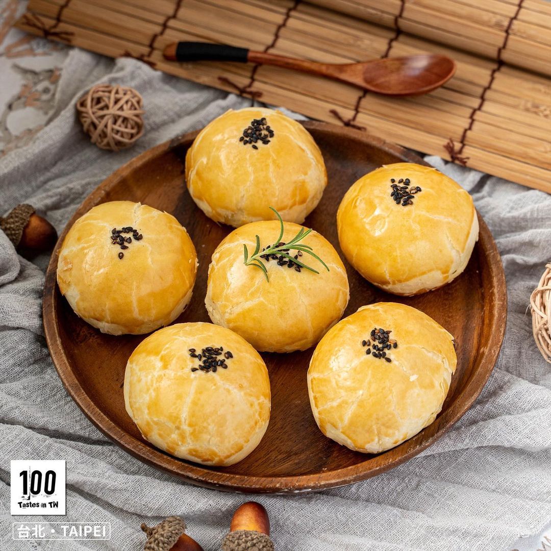 The full moon of Mid-Autumn brings people together.