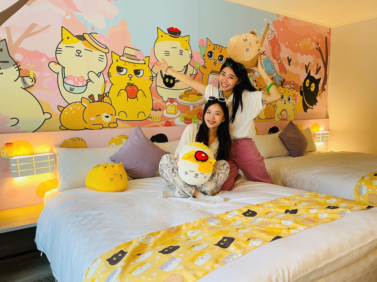【Tainan】Cat Lovers, Scream! Funta Comics Hotel Launches 6 "Yellow Ah Ma Comes to Funta" Themed Rooms. Stay and Receive Super Cute Ah Ma Style Eye Masks, Canvas Bags, and Dolls.