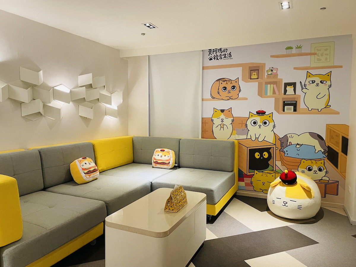 【Tainan】Cat Lovers, Scream! Funta Comics Hotel Launches 6 "Yellow Ah Ma Comes to Funta" Themed Rooms. Stay and Receive Super Cute Ah Ma Style Eye Masks, Canvas Bags, and Dolls.