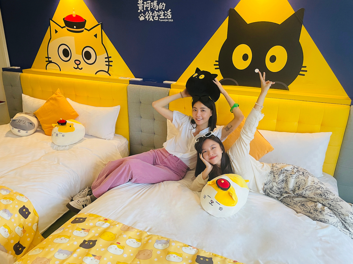 【Tainan】Cat Lovers, Scream! Funta Comics Hotel Launches 6 "Yellow Ah Ma Comes to Funta" Themed Rooms. Stay and Receive Super Cute Ah Ma Style Eye Masks, Canvas Bags, and Dolls.