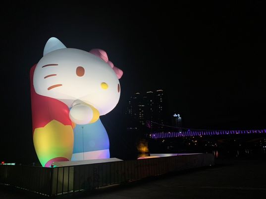 "New Taipei Lights Up a 13-Meter Tall Giant Kitty!