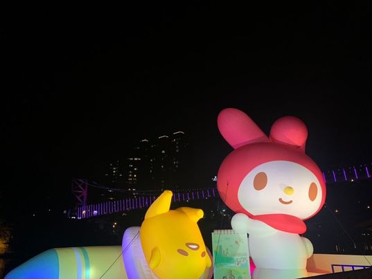 "New Taipei Lights Up a 13-Meter Tall Giant Kitty!